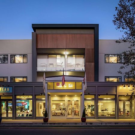 Hilton Garden Inn Davis Downtown Екстериор снимка