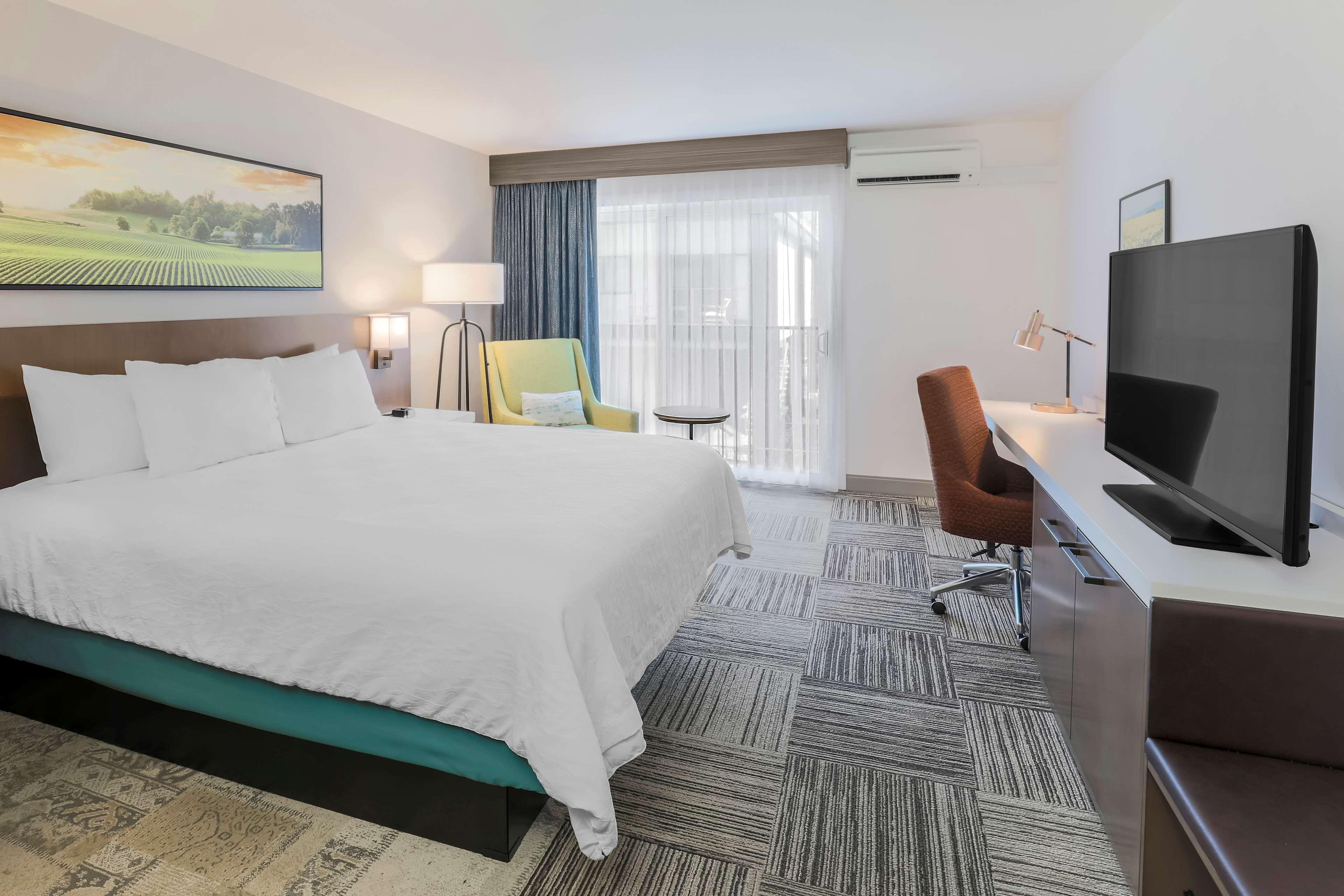 Hilton Garden Inn Davis Downtown Екстериор снимка