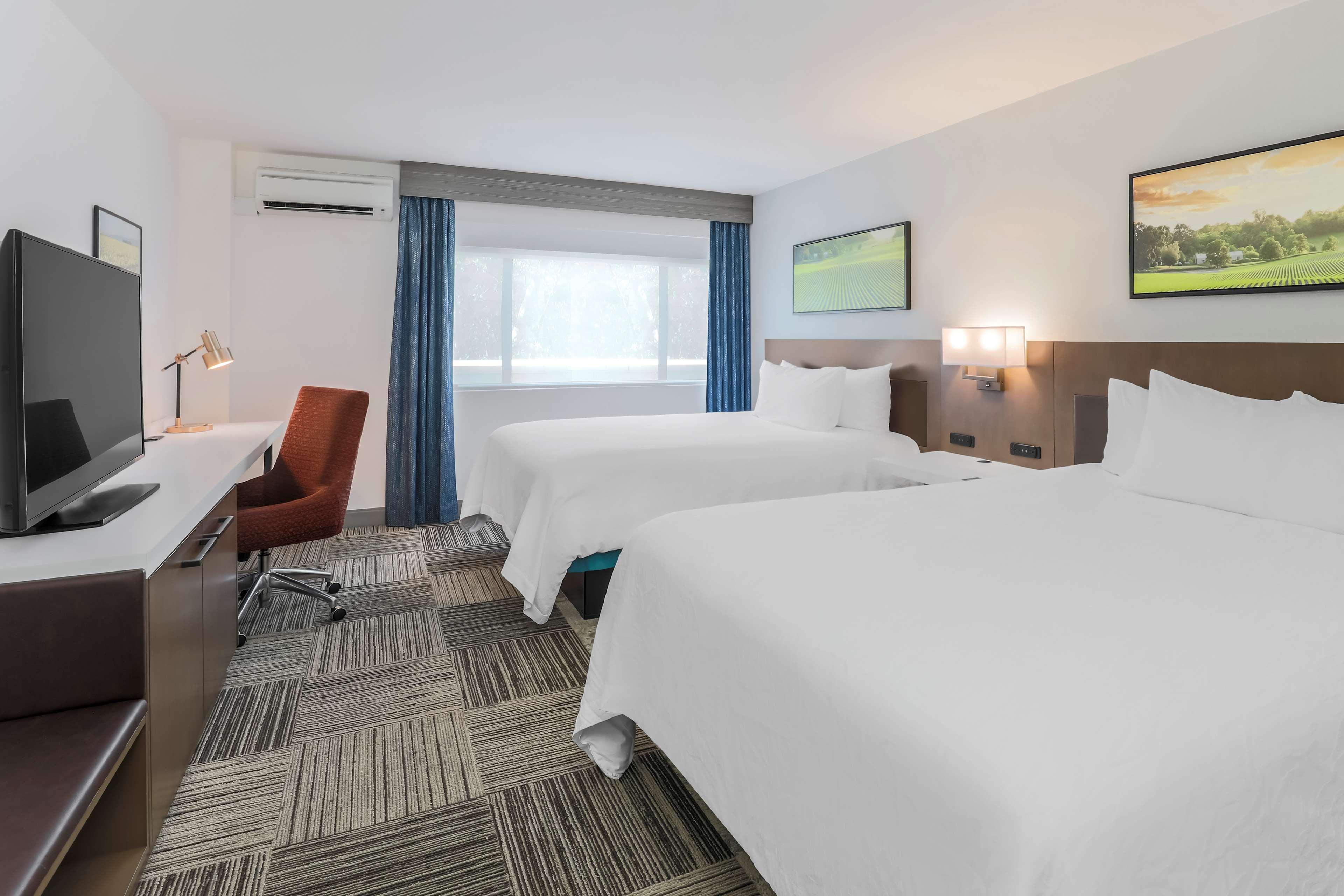 Hilton Garden Inn Davis Downtown Екстериор снимка