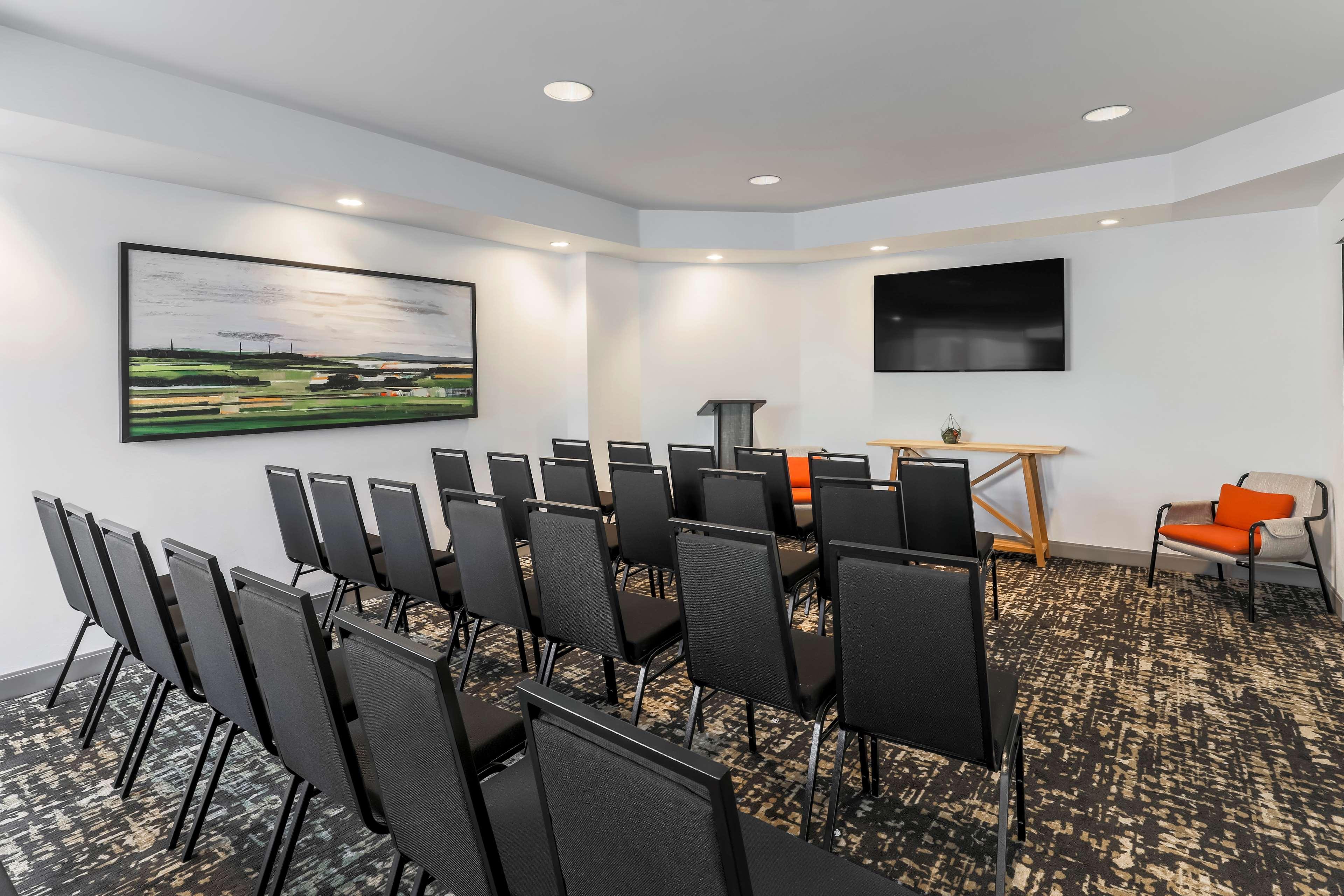 Hilton Garden Inn Davis Downtown Екстериор снимка