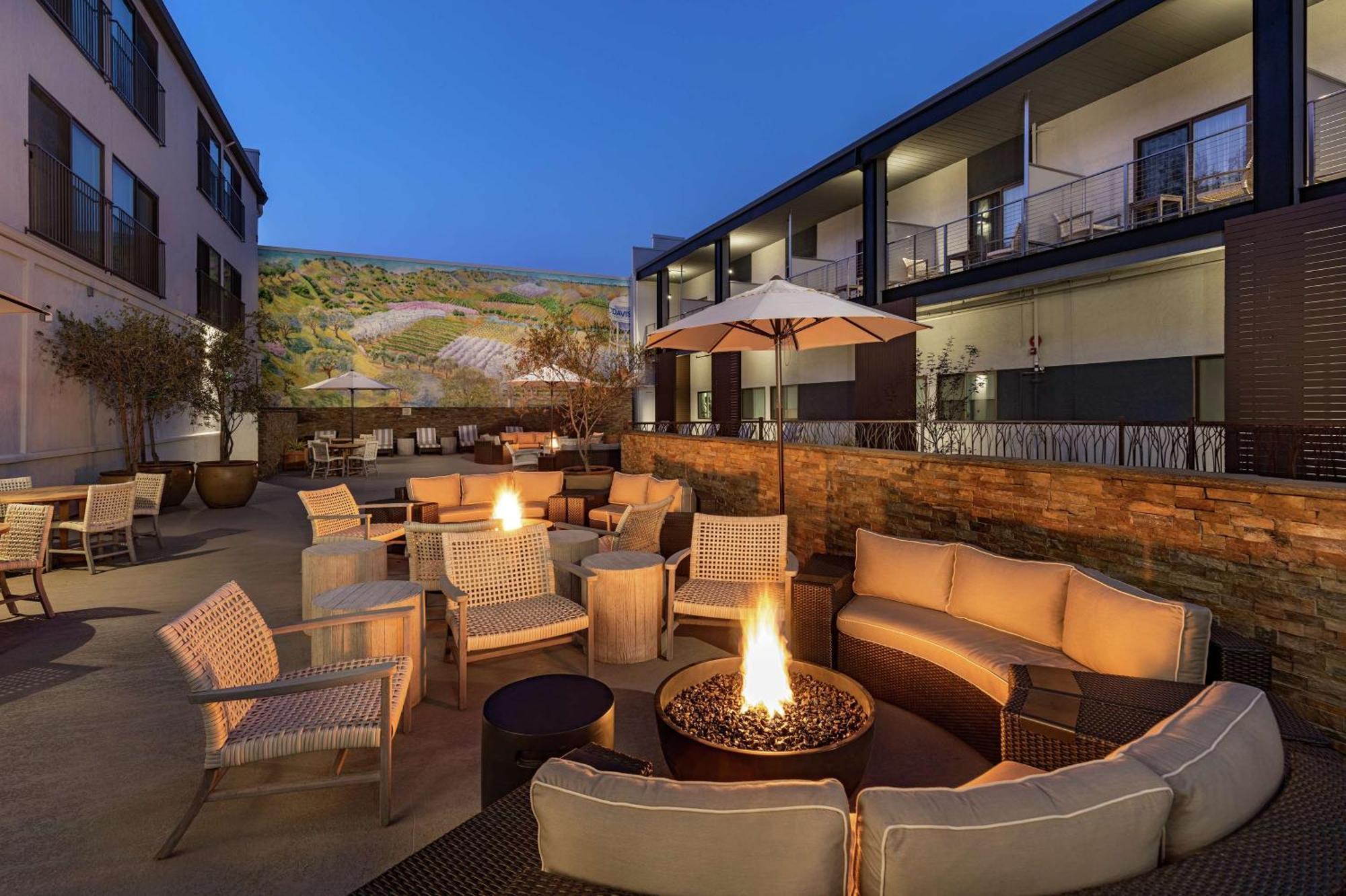 Hilton Garden Inn Davis Downtown Екстериор снимка