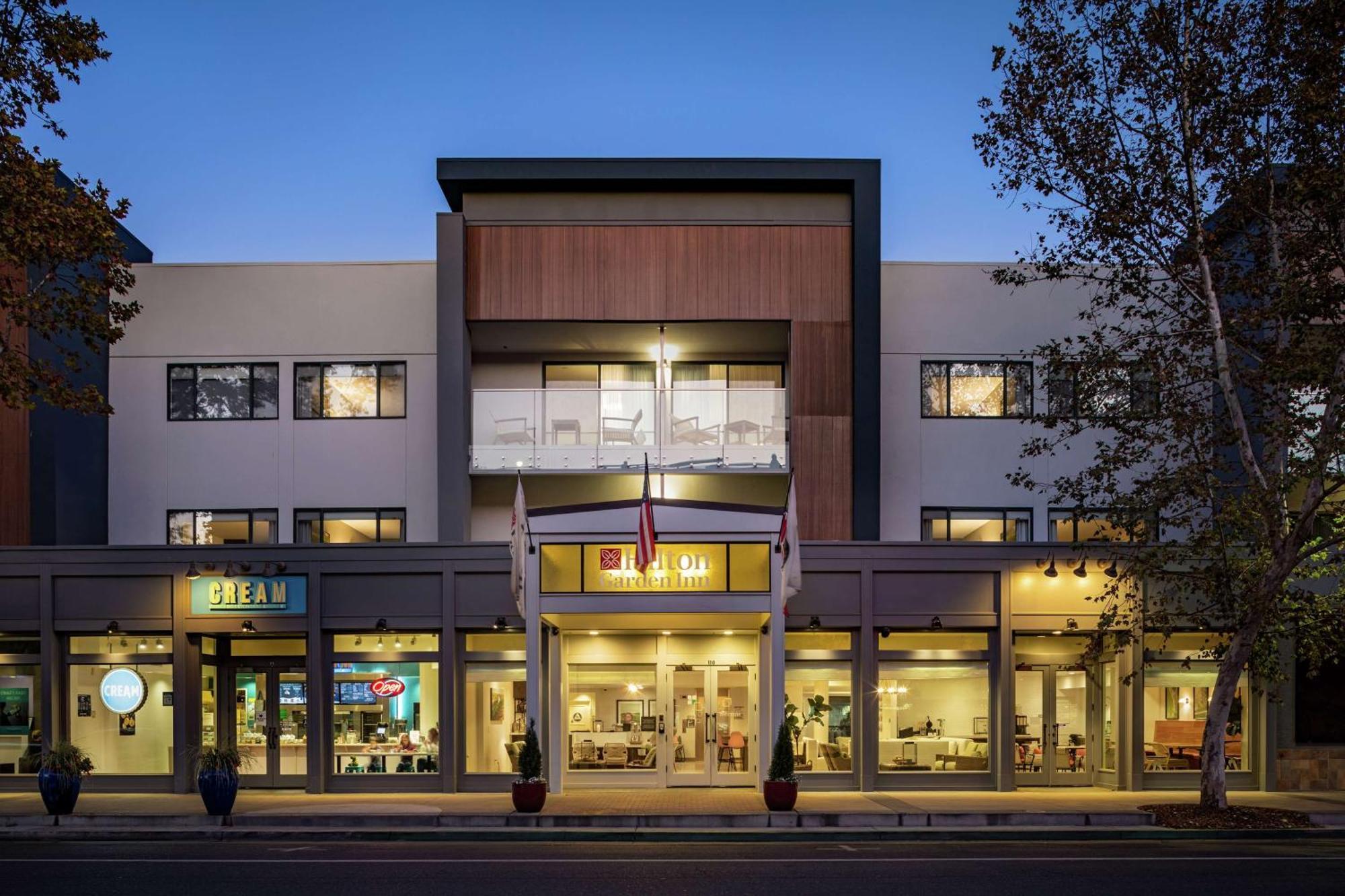 Hilton Garden Inn Davis Downtown Екстериор снимка