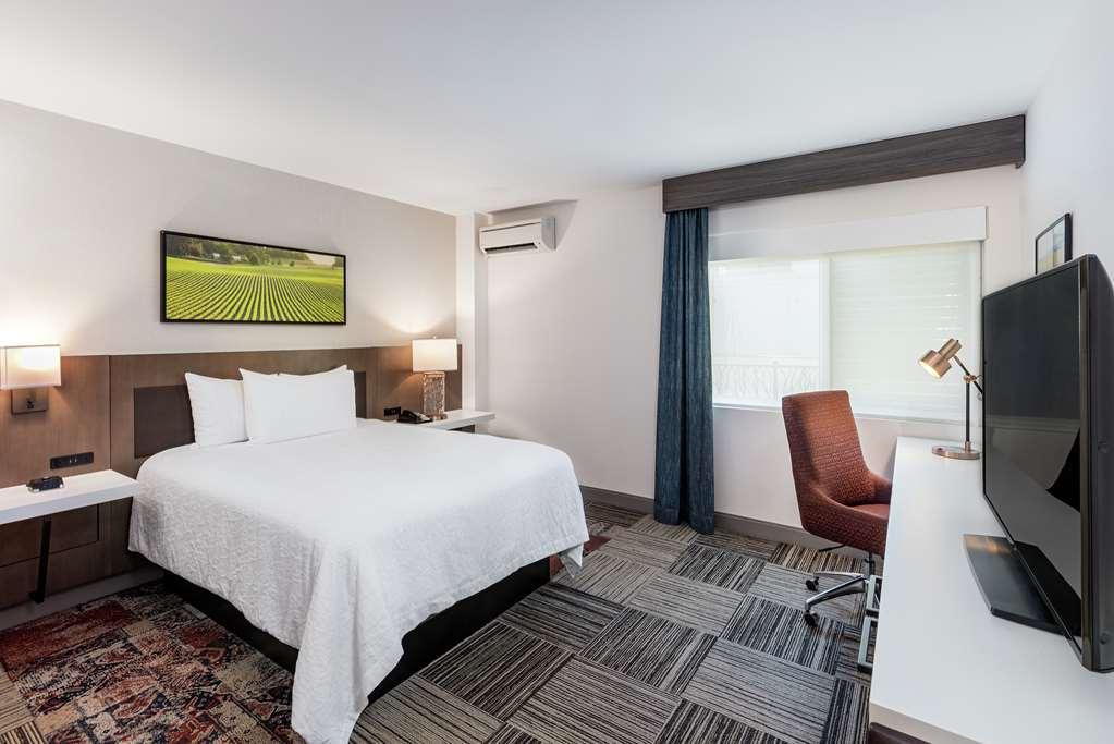Hilton Garden Inn Davis Downtown Стая снимка