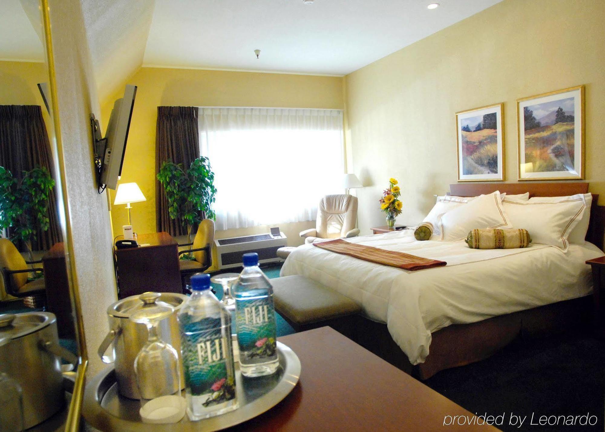 Hilton Garden Inn Davis Downtown Стая снимка